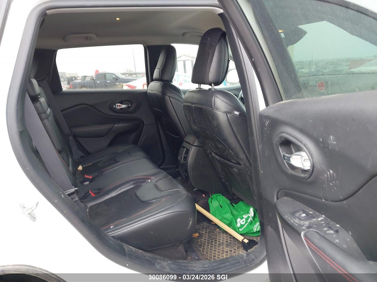 Image #/images/mount/1C4PJMBX2KD201553_08.jpg for vehicle