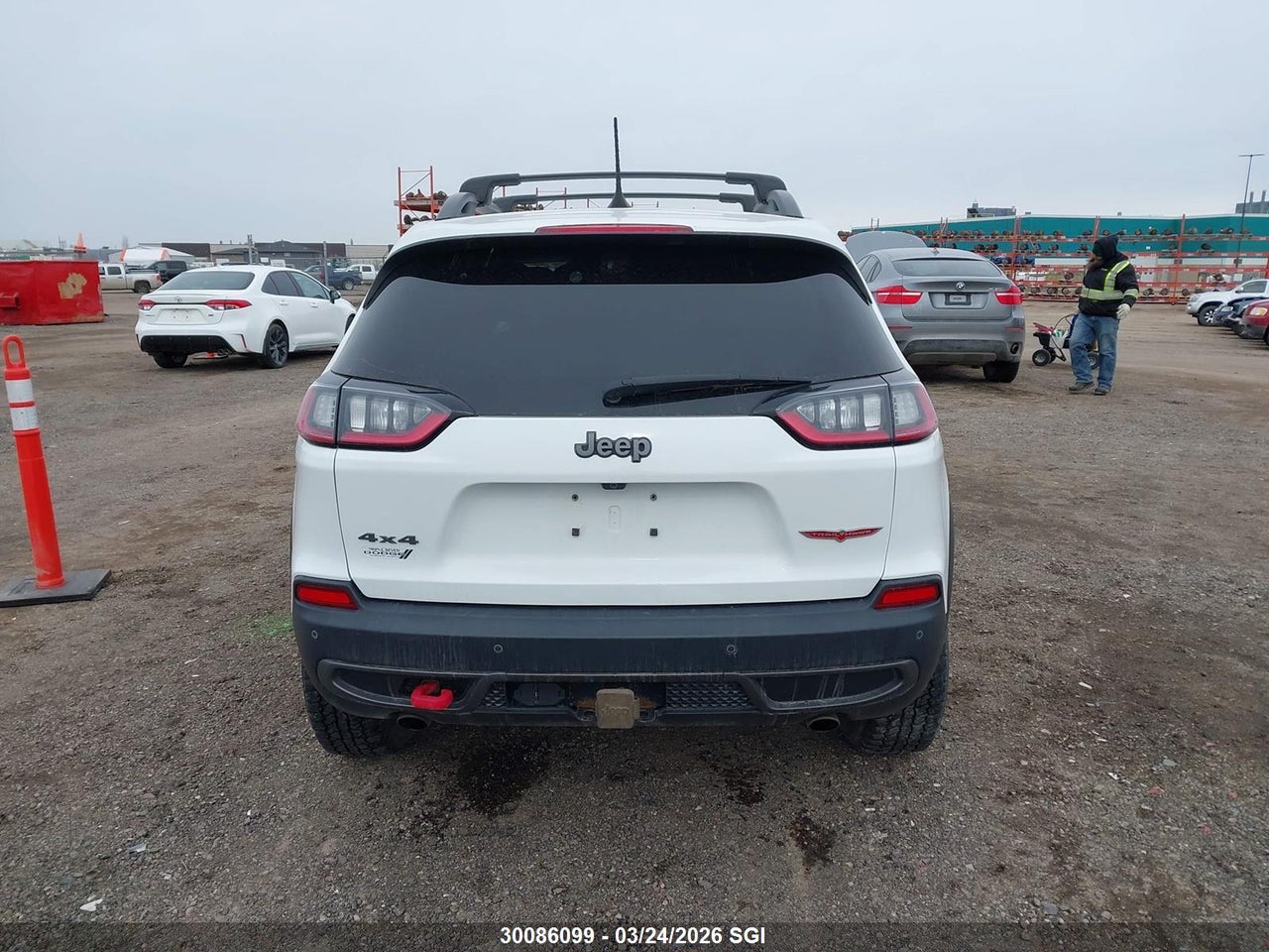 Image #/images/mount/1C4PJMBX2KD201553_17.jpg for vehicle