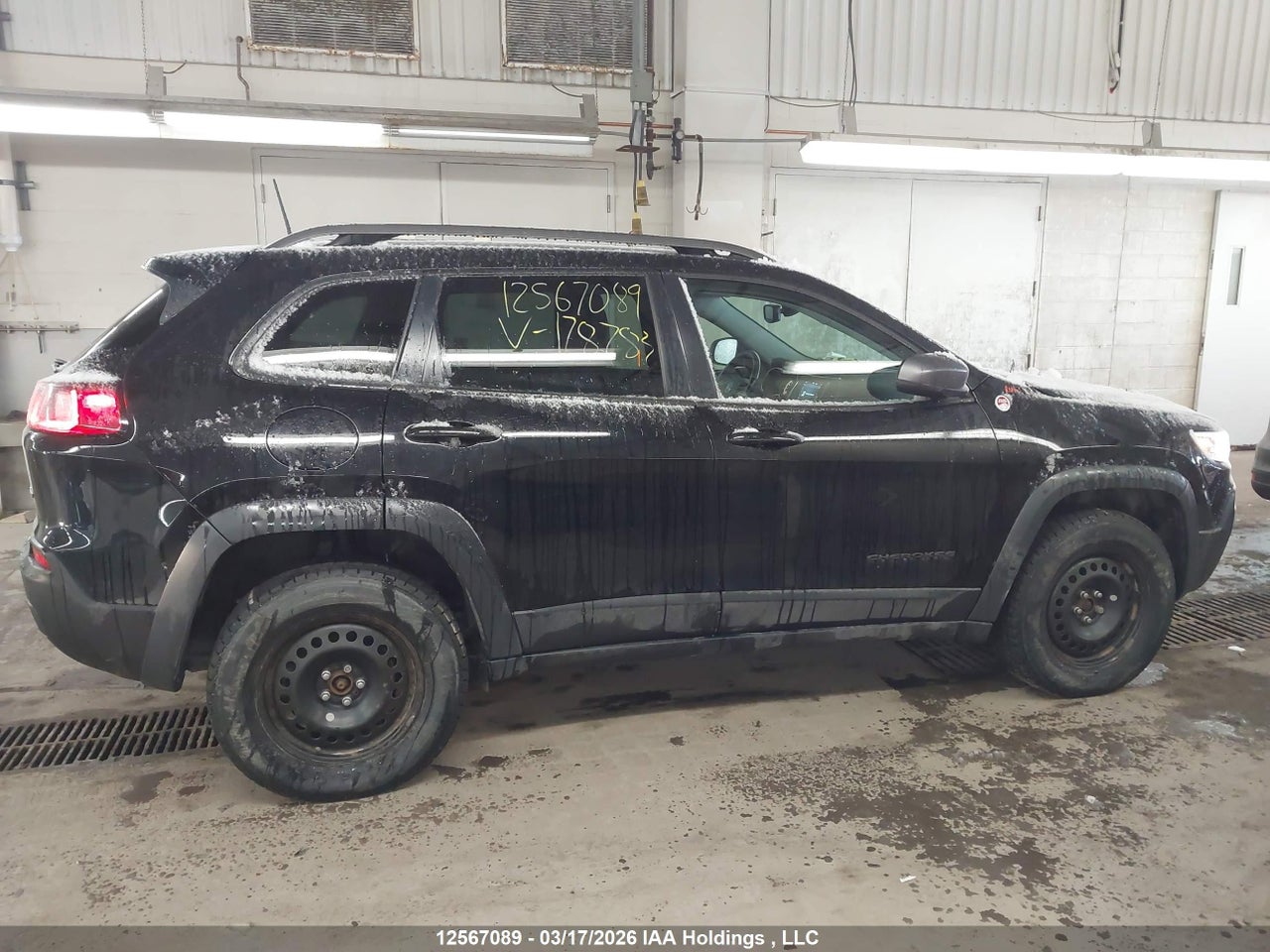 Image #/images/mount/1C4PJMBX8MD178783_14.jpg for vehicle