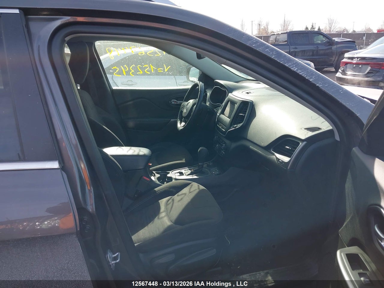 Image #/images/mount/1C4PJMCB8KD152345_05.jpg for vehicle