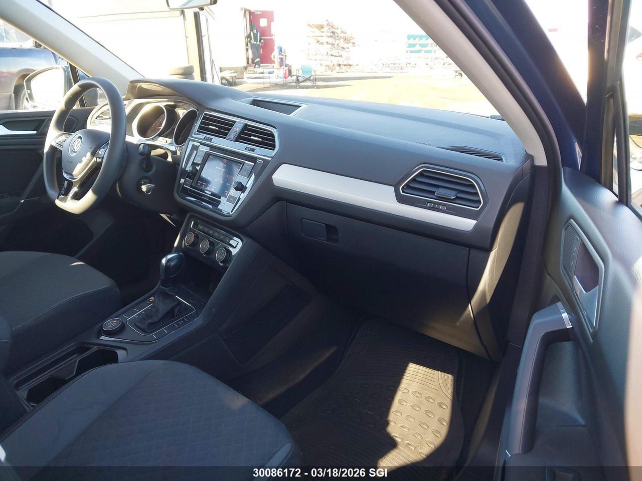 Image #/images/mount/3VV0B7AX6LM075710_05.jpg for vehicle