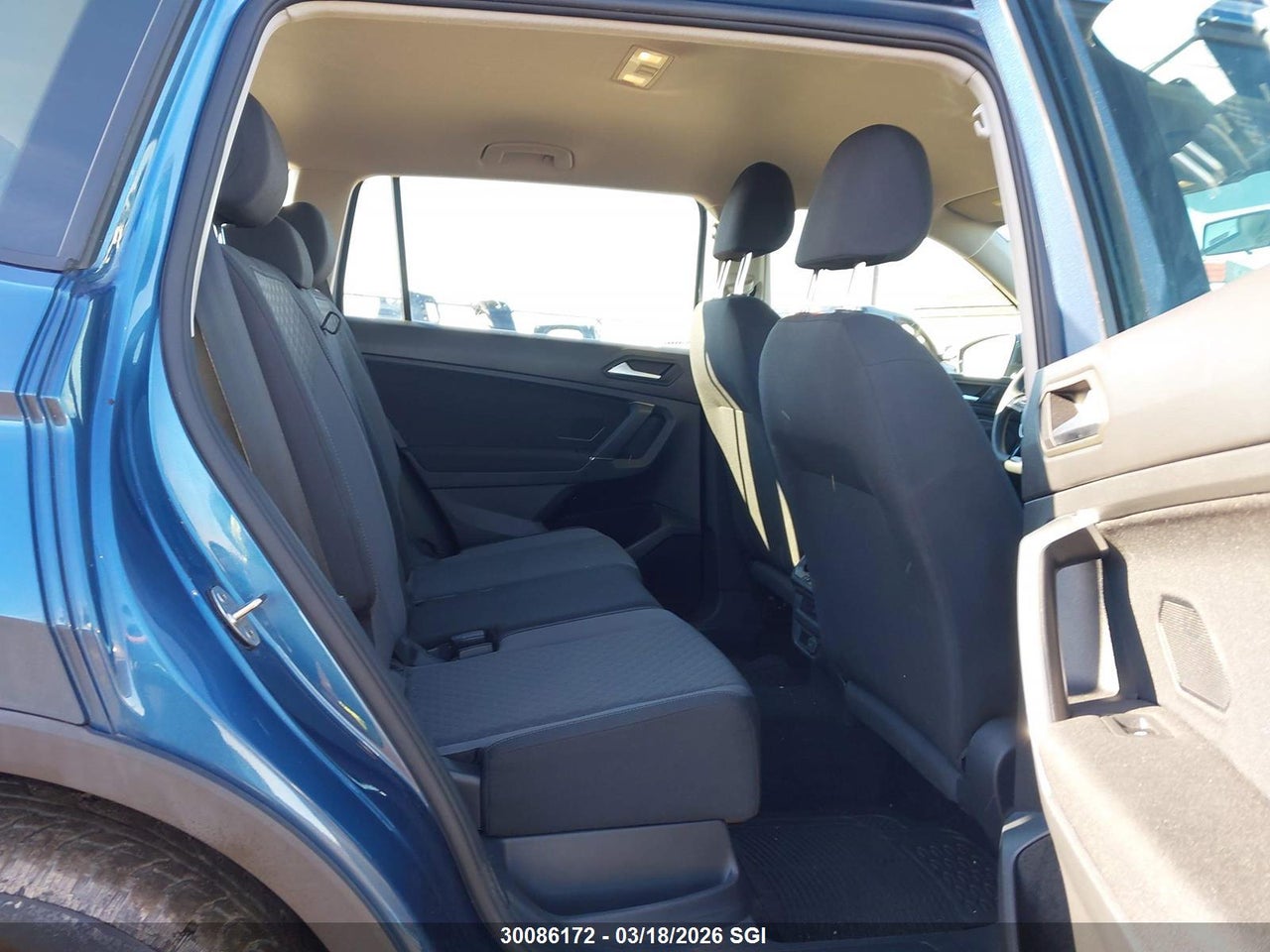 Image #/images/mount/3VV0B7AX6LM075710_08.jpg for vehicle