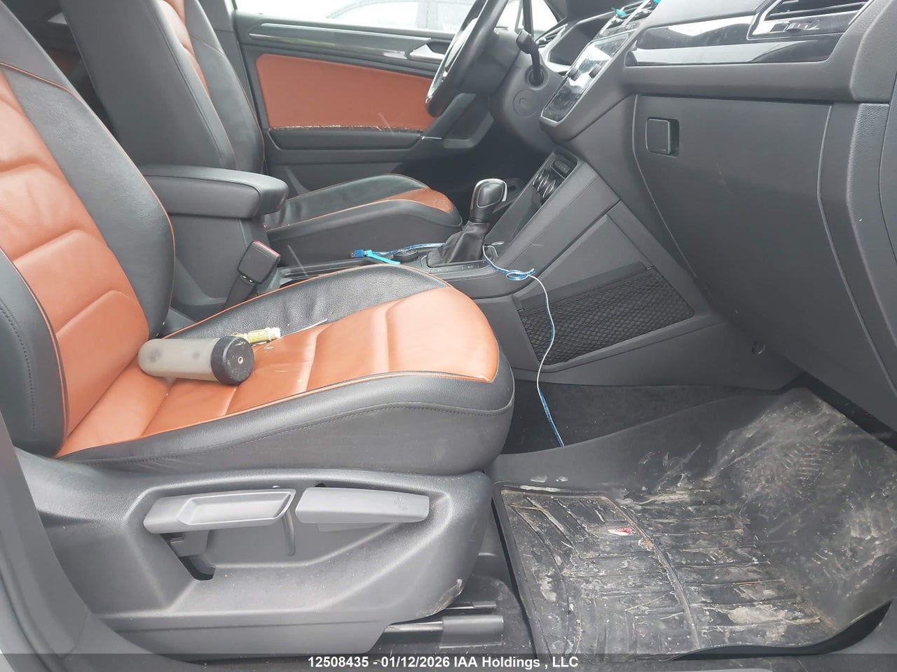 Image #/images/mount/3VV4B7AX8LM121474_05.jpg for vehicle