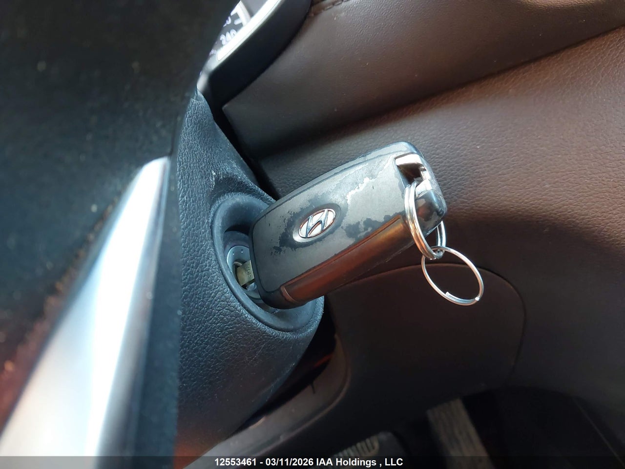 Image #/images/mount/5NMS2CAD2LH239401_11.jpg for vehicle