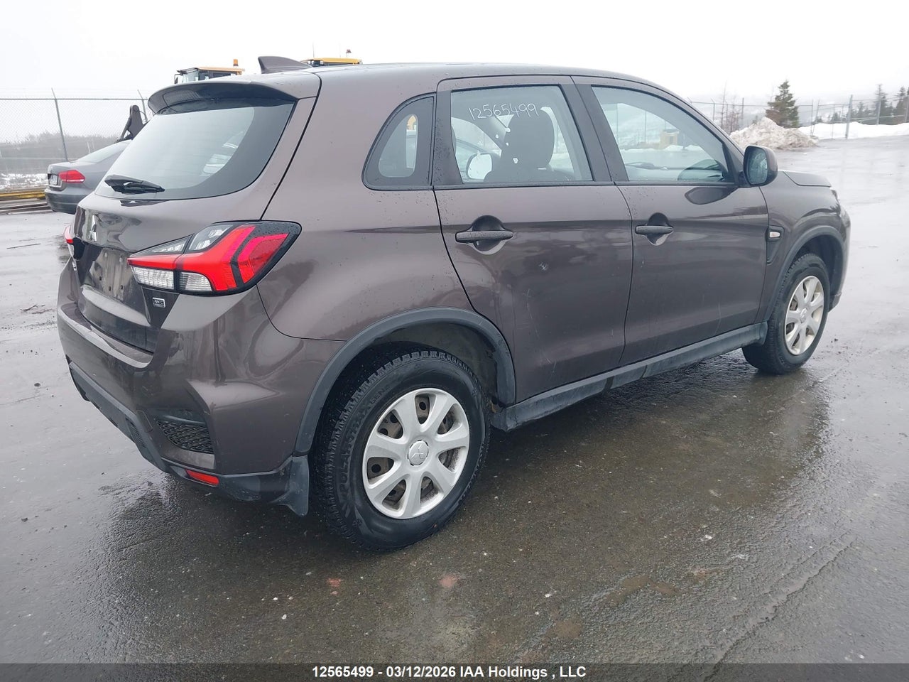 Image #/images/mount/JA4AJUAU4MU601558_04.jpg for vehicle