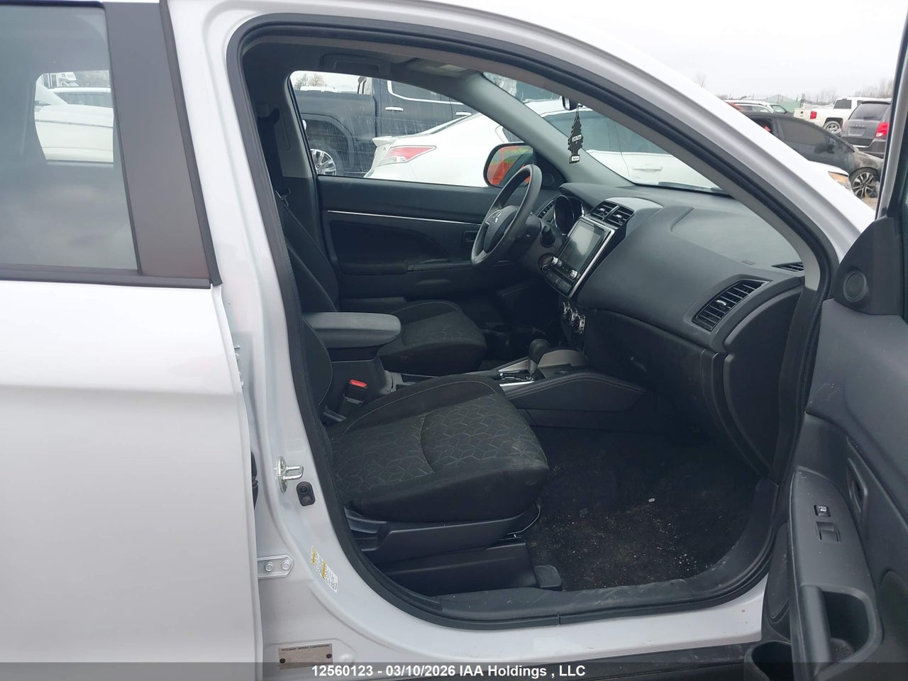 Image #/images/mount/JA4AJUAU9PU605514_05.jpg for vehicle