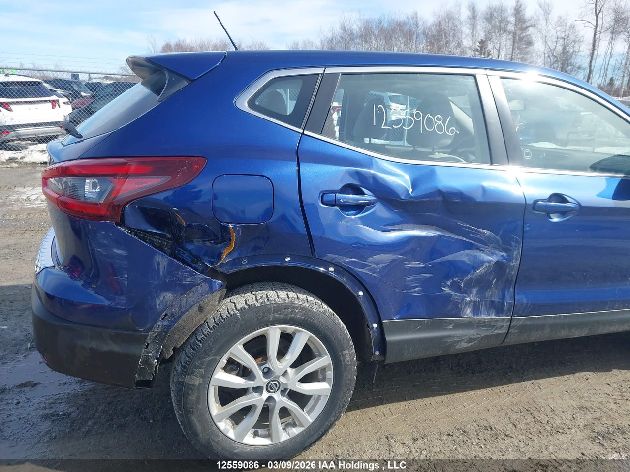 Image #/images/mount/JN1BJ1AV2PW000632_06.jpg for vehicle