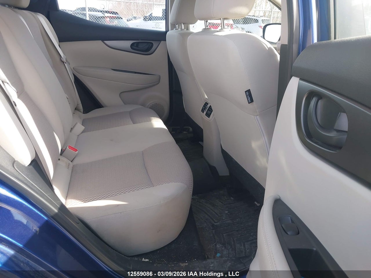 Image #/images/mount/JN1BJ1AV2PW000632_08.jpg for vehicle