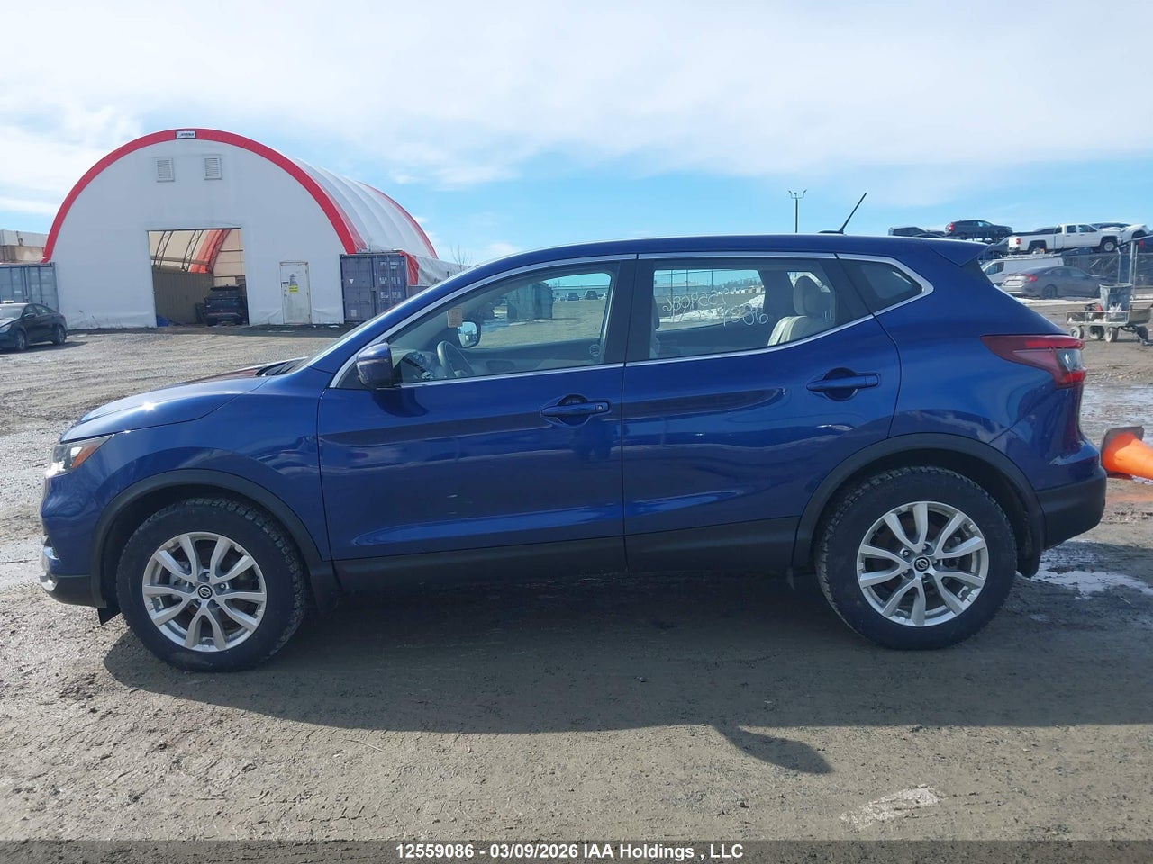 Image #/images/mount/JN1BJ1AV2PW000632_15.jpg for vehicle