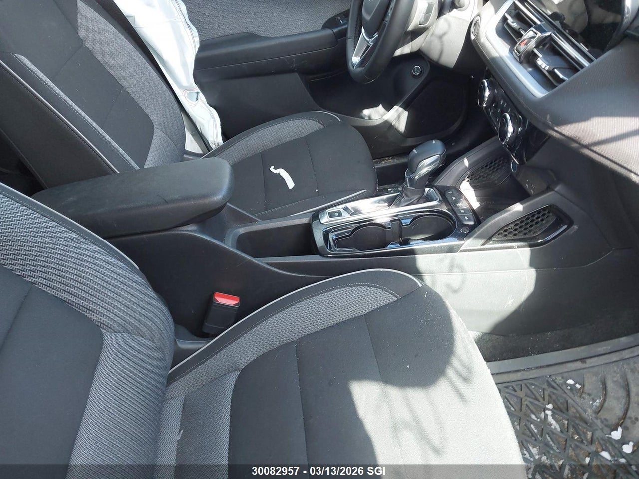 Image #/images/mount/KL79MRSL2RB167823_05.jpg for vehicle