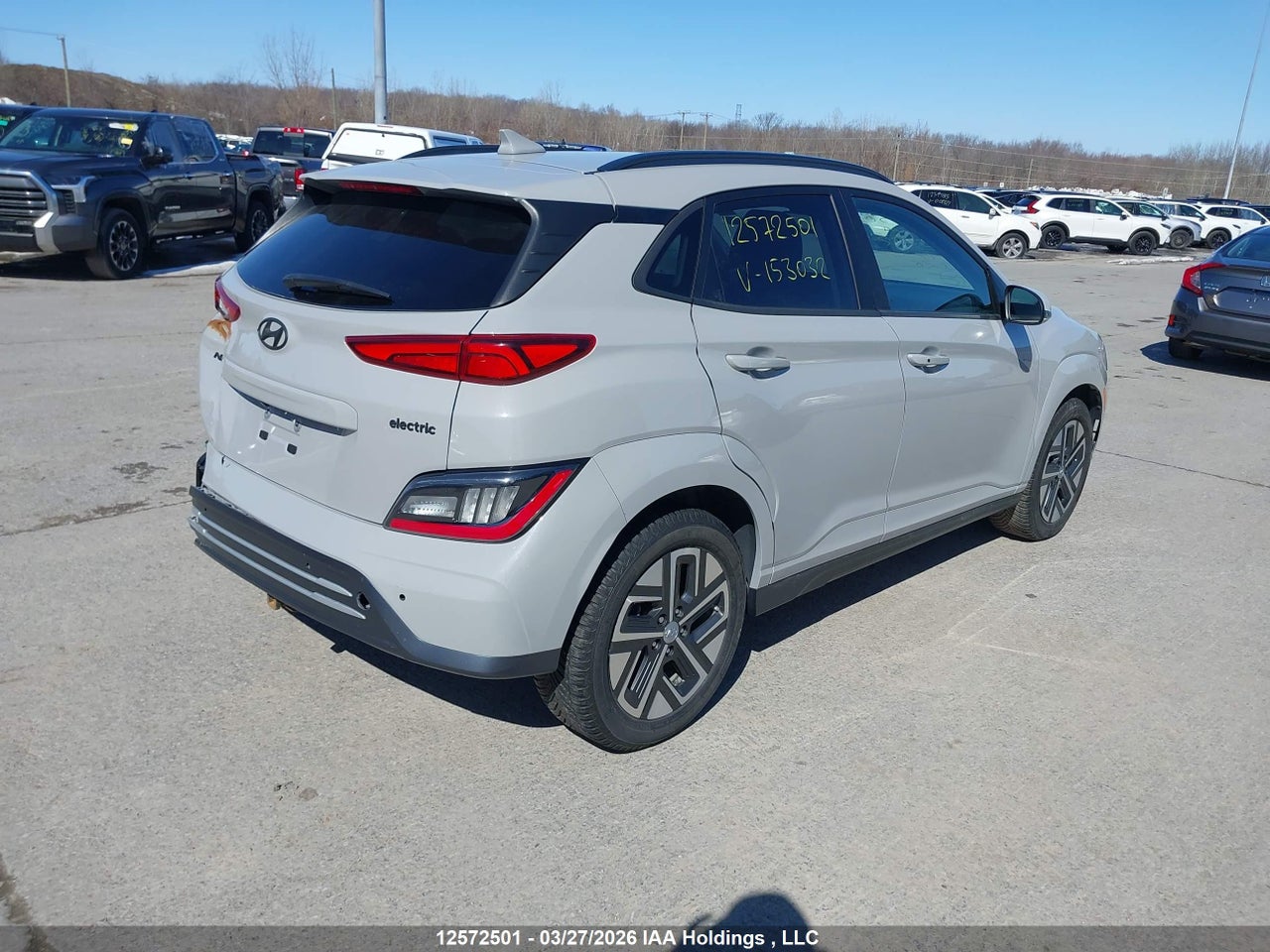 Image #/images/mount/KM8K33AG7NU153032_04.jpg for vehicle