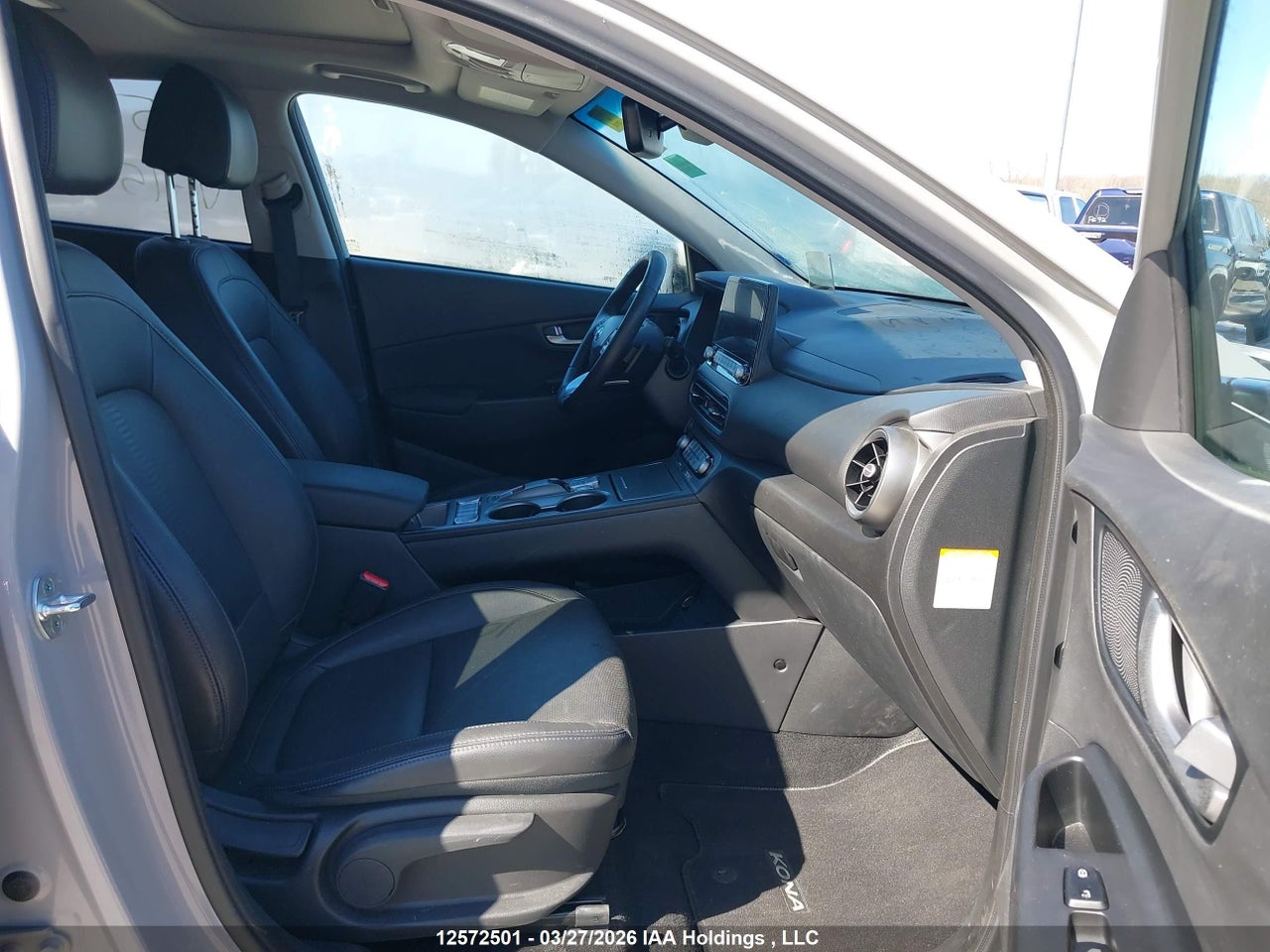 Image #/images/mount/KM8K33AG7NU153032_05.jpg for vehicle