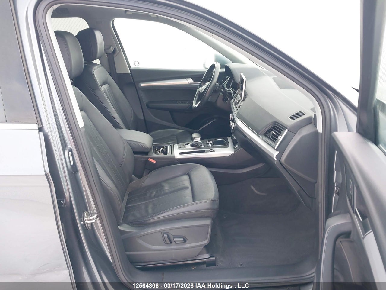 Image #/images/mount/WA1BNAFYXK2074444_05.jpg for vehicle