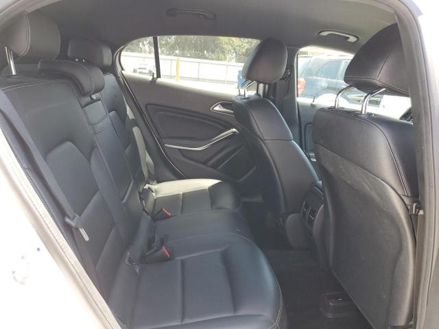 Image #/images/mount/WDCTG4EB7KU011626_10.jpg for vehicle